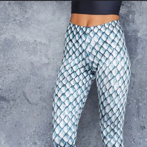 Blackmilk Scale Leggings (Pink) - Picture 2 of 4